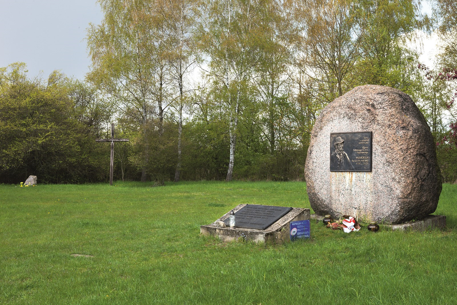 Zdjęcie przedstawia pomnik przyrody nieożywionej, głaz narzutowy zlokalizowany w miejscu urodzenia Wojciecha Bogusławskiego. Fot. Karolina Prange